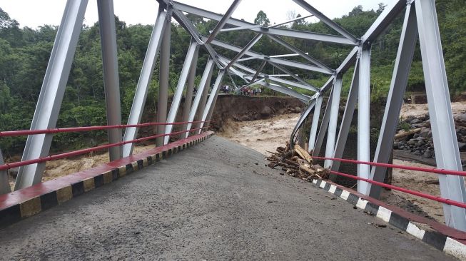 Jembatan 80 Meter Putus, Puluhan Orang Jatuh ke Sungai