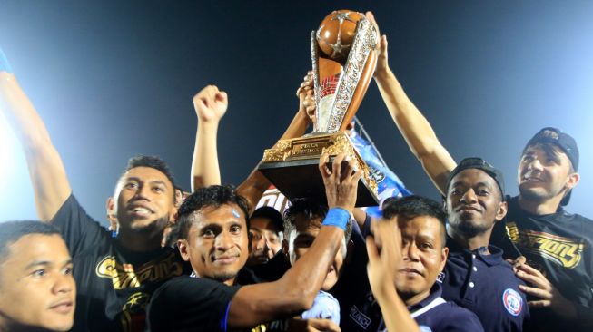 Pemain Arema FC mengangkat trofi juara Piala Presiden 2019 di Stadion Kanjuruhan Malang, Jawa Timur, Jumat (12/4/2019). Arema FC berhasil meraih gelar juara setelah mengalahkan tamunya Persebaya Surabaya dengan skor 2-0 pada final leg dua. ANTARA FOTO/Budi Candra Setya/pd/aww.