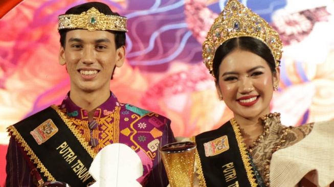 Kadek Kadin Suartana (Bali) dan Amel Barack (Jawa Timur) sebagai Juara Pertama Ajang Putra Putri Tenun Songket Indonesia 2019 (Instagram/pptenunsongket)