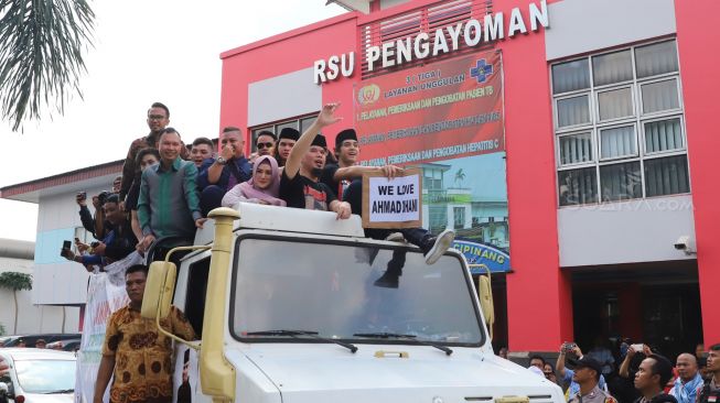 Ahmad Dhani berada diatap truk saat keluar dari Rutan Cipinang, Cipinang, Jakarta Timur, Senin (30/12). (suara.com/Alfian Winanto)