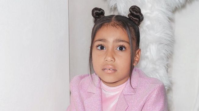 North West pakai makeup. (Instagram/@kimkardashian)