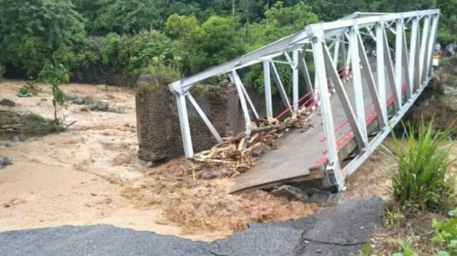 Banjir Bandang di Lahat, Jembatan Besi dan 7 Rumah Hancur Terseret Air