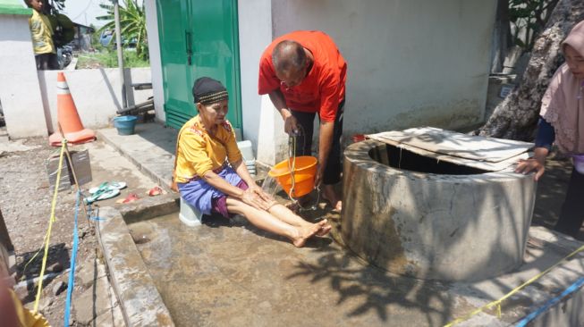 Air Sumur Makam Watutulis Sidoarjo Panas dan Berasap, Suhunya 45 Derajat