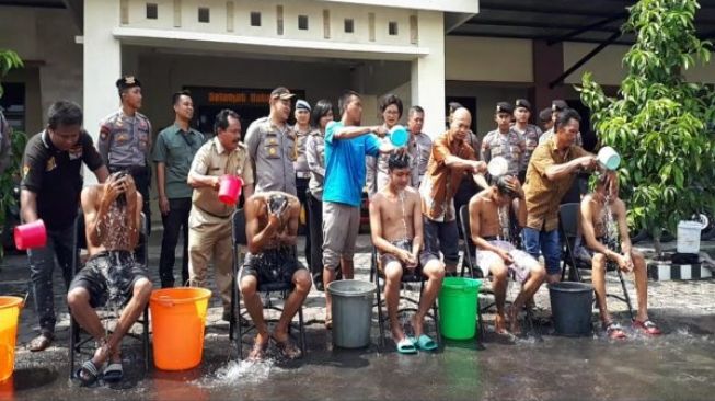 ABG Viral Mandi Sambil Naik Motor, Diguyur Air oleh Ortu di Kantor Polisi