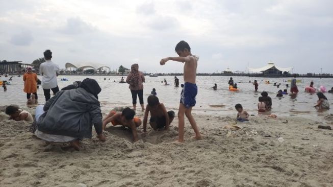 Suasana pantai Ancol jelang pergantian tahun baru 2020. (Suara.com/Risna Halidi)