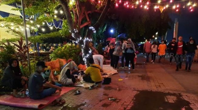 Sempat Diguyur Hujan, Pengunjung Ancol Tetap Setia Tunggu Pergantian Tahun