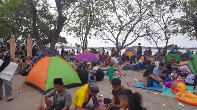 Sambut Tahun Baru 2020, Warga Bangun Tenda Penuhi Pantai Ancol