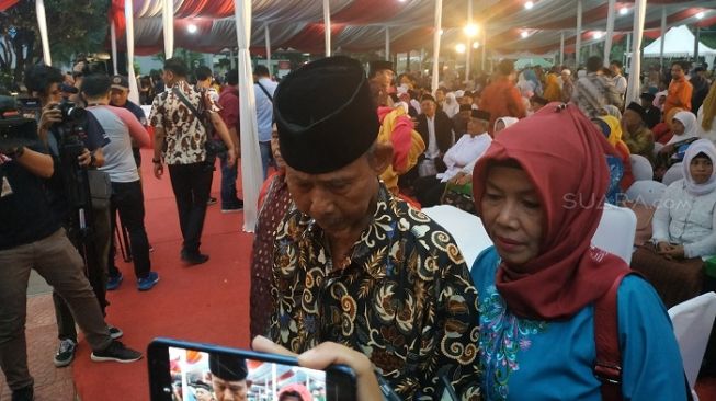 Pasangan Tertua Nikah Massal, Adjid dan Rimih Malu-malu Ditanya Kisah Cinta