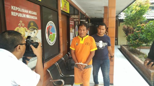 Seorang warga Lamongan, Inul ditangkap saat menjual sabu di area tambak untuk acara tahun baru. (Suara.com/Tovan)