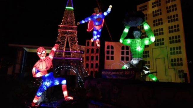 Festival Lampion Kaliurang, 'Gatotkaca' dan 'Spiderman' Jaga Loket Karcis