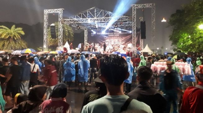 Warga Jakarta menikmati hiburan Malam Tahun Baru di seputaran Monas, Selasa malam (31/12/2019). [Antara/Anom Prihantoro]