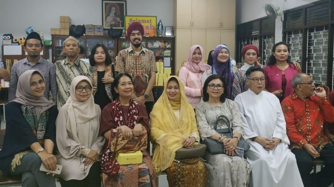 Rombongan dari ICRP bersama Romo Haryanto. [Suara.com/Erick Tanjung]