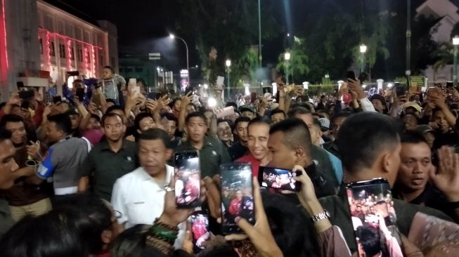 Jokowi Bagi-bagi Kaus Saat Sapa Warga Jogja di Titik Nol Kilometer