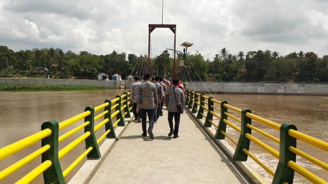 Suasana jembatan yang menghubungkan Kabupaten Kulon Progo dan Bantul di Bendung Kamijoro, Selasa (31/12/2019). - (SUARA/Baktora)