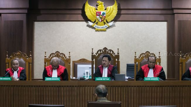 Mantan Dirut Utama PT Garuda Indonesia (persero) Tbk, Emirsyah Satar, menjalani sidang perdana dengan agenda pembacaan dakwaan di Pengadilan Tipikor, Jakarta Pusat, Jakarta, Senin (30/12).  [Suara.com/Alfian Winanto]