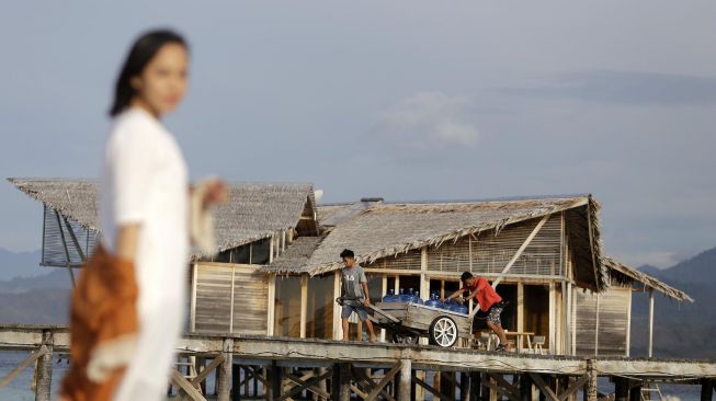 Karyawan membawa persediaan air minum di obyek wisata Pulau Cinta Ecoresort di Botumoito, Kabupaten Boalemo, Gorontalo, Selasa (31/12). [ANTARA FOTO/Adiwinata Solihin]