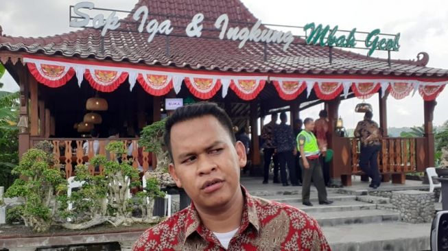Hendri Prasetyo, pemilik Warung Sop Iga dan Ingkung Mbah Geol Bantul, memberi keterangan pada wartawan setelah rumah makannya dipilih Presiden Joko Widodo (Jokowi) untuk santap siang, Selasa (31/12/2019). - (SUARA kontributor/Julianto)