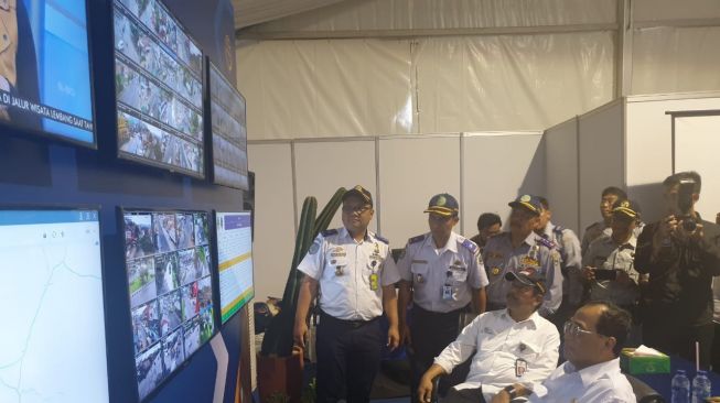 Menteri Perhubungan (Menhub) Budi Karya Sumadi meninjau pelaksanaan arus mudik Natal dan Tahun Baru (Nataru) di Cikopo, Jawa Barat (Jabar) pada hari Senin (30/12/2019). (Dok : PUPR). 