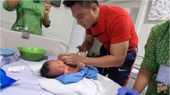Baim Wong latihan memandikan bayinya (Youtube/Baim Paula)