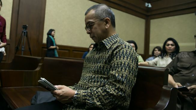 Mantan Dirut Utama PT Garuda Indonesia (persero) Tbk, Emirsyah Satar, bersiap menjalani sidang perdana dengan agenda pembacaan dakwaan di Pengadilan Tipikor, Jakarta Pusat, Jakarta, Senin (30/12).  [Suara.com/Alfian Winanto]