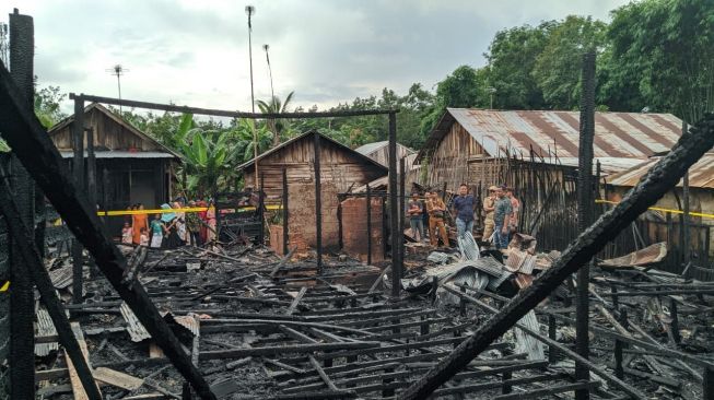 Api Berkobar Api Berkobar di Kelurahan Bangkal, Dua Rumah Habis Terbakar