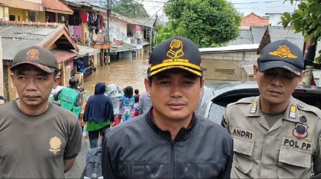 Warga Bina mengungsi Akibat Banjir 2 Meter, Bantuan Mulai Berdatangan