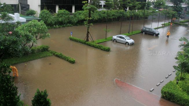 Gedung perkantoran terendam banjir di jalan HR Rasuna Said, Jakarta Selatan (1/1). [Suara.com/Oke Atmaja]