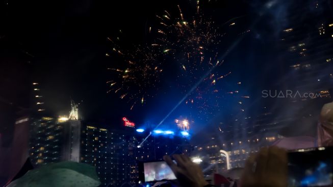 Pesta kembang api yang berlangsung di area Bundaran Hotel Indonesia Menteng, Jakarta Pusat, Rabu (01/01). [Suara.com/Alfian Winanto]