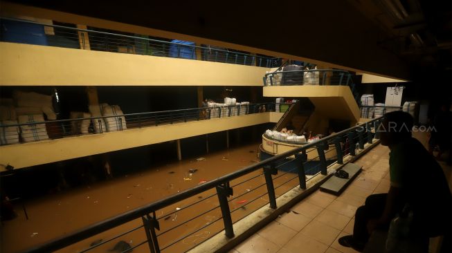 Banjir  merendam Pasar Cipulir, Jakarta Selatan, Rabu (1/1).   [Suara.com/Angga Budhiyanto]