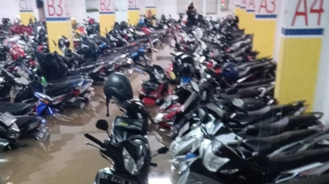 Puluhan Mobil dan Motor Terjebak Banjir di Basement Apartemen Sentra Timur