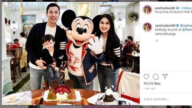 Gaya Liburan Sandra Dewi dan Keluarga di Hong Kong Disneyland (instagram.com/sandradewi88)