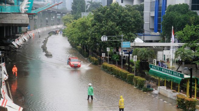 Banjir di kawasan jalan HR Rasuna Said, Jakarta Selatan, Rabu (1/1). [Suara.com/Oke Atmaja]