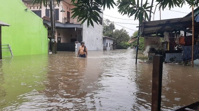 Kondisi banjir di wilayah Perumahan Taman Setia Mekar, Kecamatan Tambun Selatan, Kabupaten Bekasi, Jawa Barat, Rabu (1/1/2020). (Suara.com/Dini Afrianti)