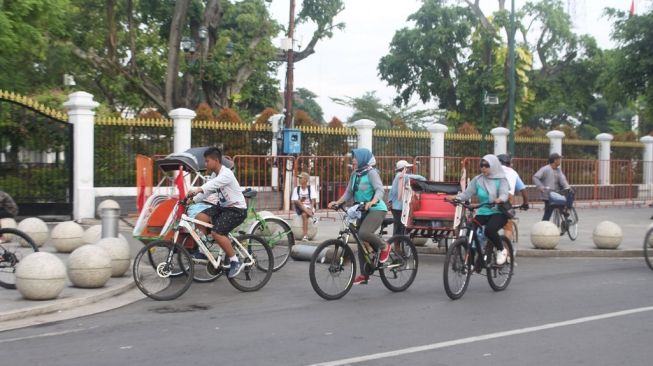 Sejumlah pesepeda menikmati suasana Titik Nol Kilometer Jogja saat pagi hari seusai perayaan malam tahun baru 2020, Rabu (1/1/2020). - (SUARA/Baktora)
