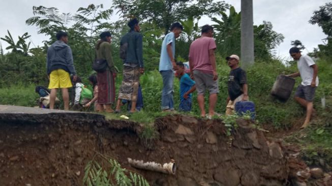 Buka Akses Lima Desa di Lebak Gedong yang Terisolir, Alat Berat Dikerahakan