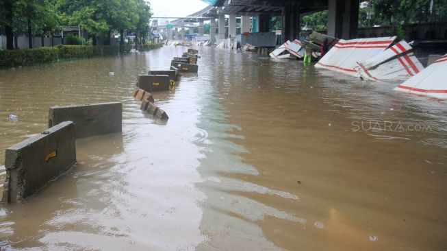 Banjir di kawasan jalan HR Rasuna Said, Jakarta Selatan, Rabu (1/1). [Suara.com/Oke Atmaja]