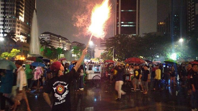 Hitung Mundur Pergantian Tahun, Warga Kompak Bakar Kembang Api di Monas