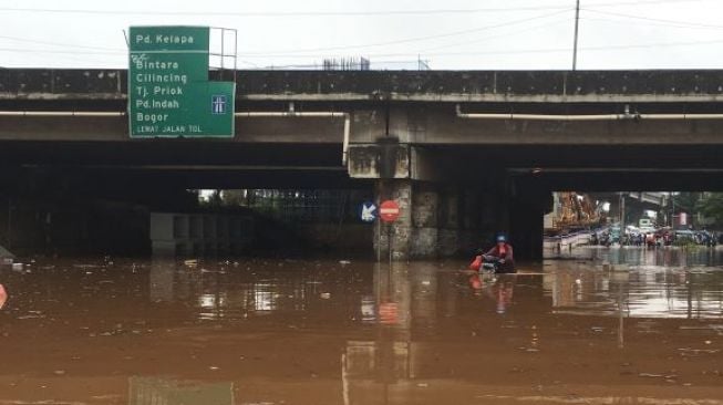 Pantang Mundur, Ibu Ini Nekat Terobos Banjir di Kolong Tol JORR