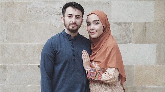 Irvan Farhad bersama istri, Hamidah. [Instagram]