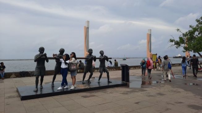 Usai Hujan Lebat Semalaman, Ancol Tetap Dipadati Pengunjung