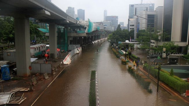 Banjir di kawasan jalan HR Rasuna Said, Jakarta Selatan, Rabu (1/1). [Suara.com/Oke Atmaja]