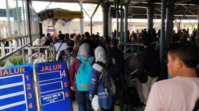 KAI Surabaya Prediksi Puncak Mudik Terjadi Hari Ini: Hampir 100 Ribu Pemudik Diberangkatkan