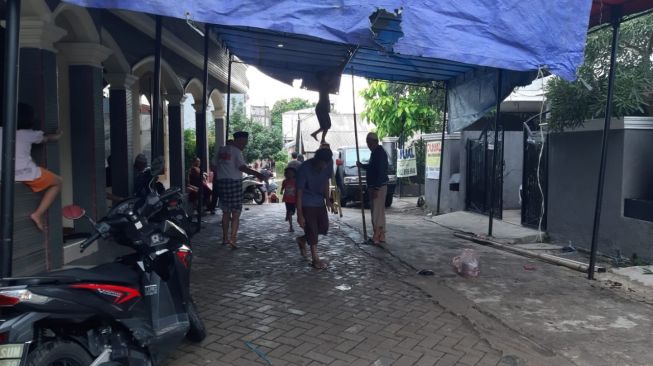 Warga Karang Mulya Tangerang membuat tenda pengungsian. [Ferry Noviandi/Suara.com]
