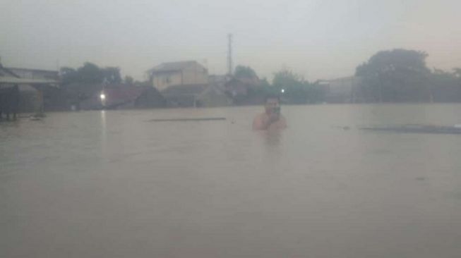 Bekasi Dikepung Banjir Hingga Setinggi Dada Orang Dewasa