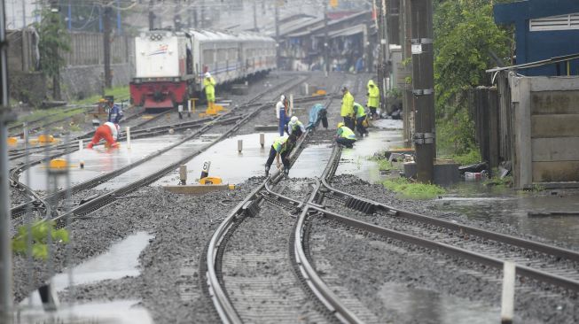 Petugas memeriksa rel kereta api yang terendam banjir di Stasiun KA Tanah Abang, Jakarta, Rabu (1/1). [ANTARA FOTO/Nova Wahyudi]


