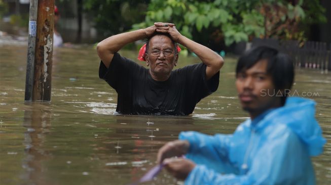 Banjir  1,5 Meter, Luapan Kali Ciluwung Rendam Rumah Warga di Kebon Pala