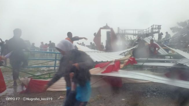 Hujan Deras dan Angin Kencang, Panggung Hiburan di Klangon Roboh