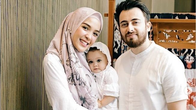 Irfan Farhad bersama istri, Hamidah dan putrinya. [Instagram]