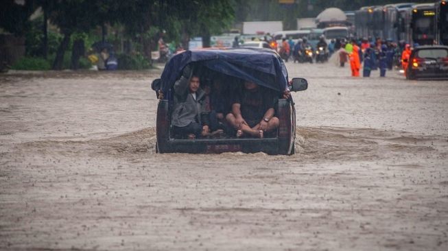 Jakarta Dikepung Banjir, Petugas Damkar Evakuasi Warga Pakai Perahu Karet