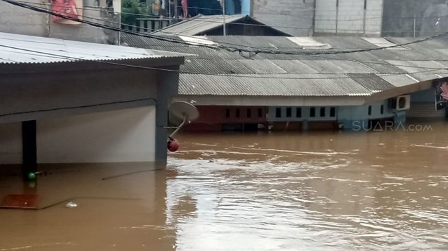 Kawasan Cipinang Melayu, Jakarta Timur menjadi kawasan terparah terdampak banjir DKI Jakarta, Rabu (1/1/2020). Bahkan, ketinggian air mencapai atap rumah. [Suara.com/Yosea Arga Pramudita]